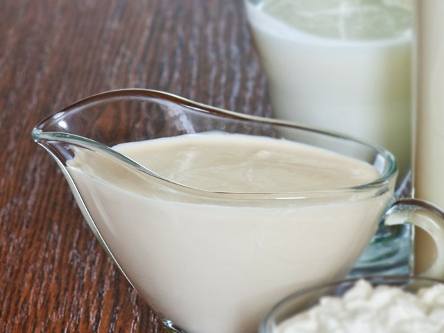 В остывшую массу ввести сливки (жирность на Ваше усмотрение). Сливки можно частично заменить молоком, но не больше 1-2 ст. л., также можно добавить несколько ложек молока, если соус окажется слишком густым.  
